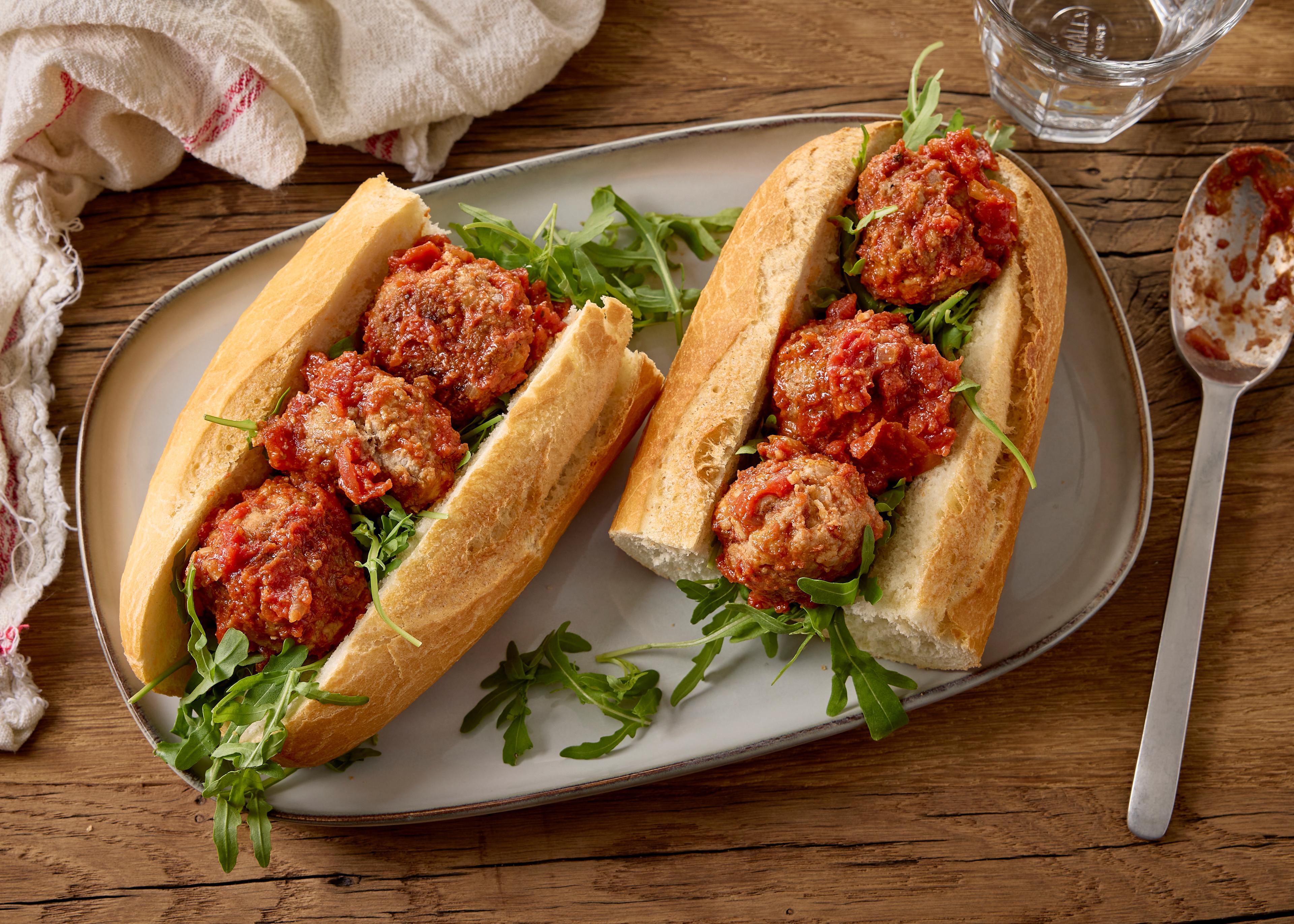 Sandwich aux boulettes sauce tomate