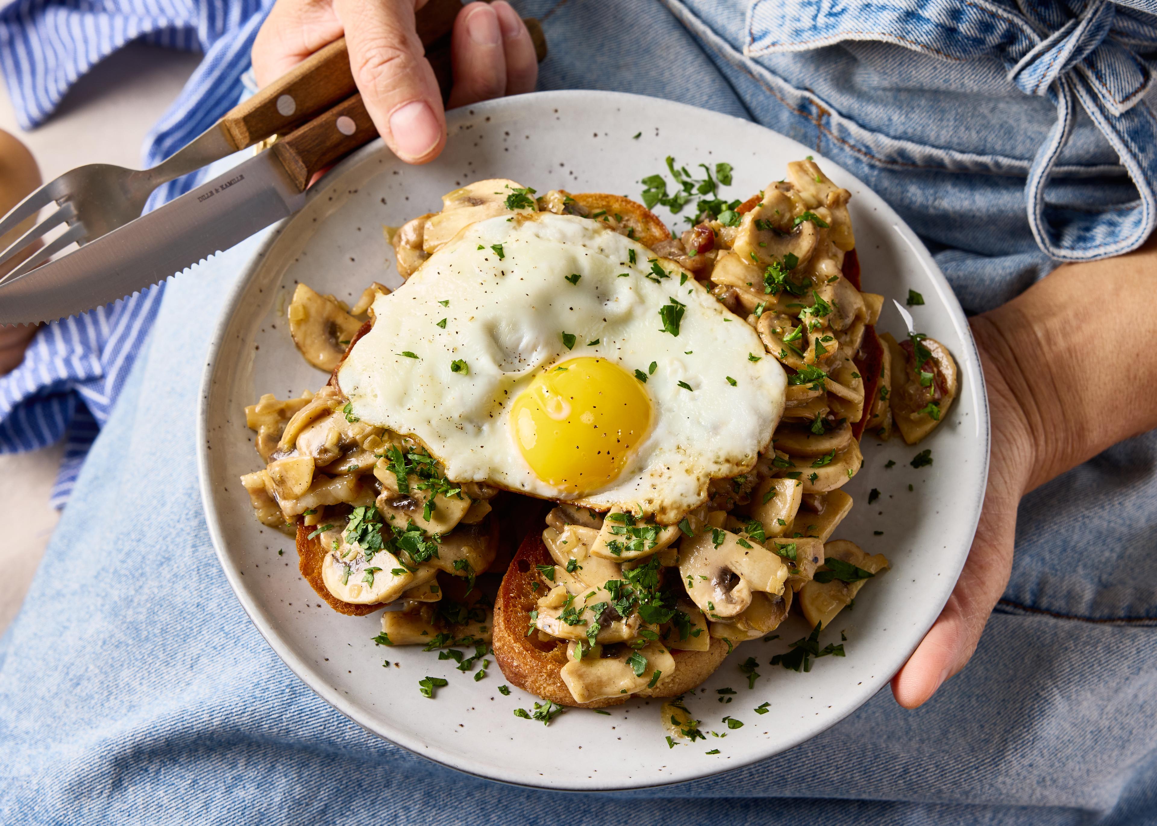 Toasts aux lardons, champignons et oeuf au plat