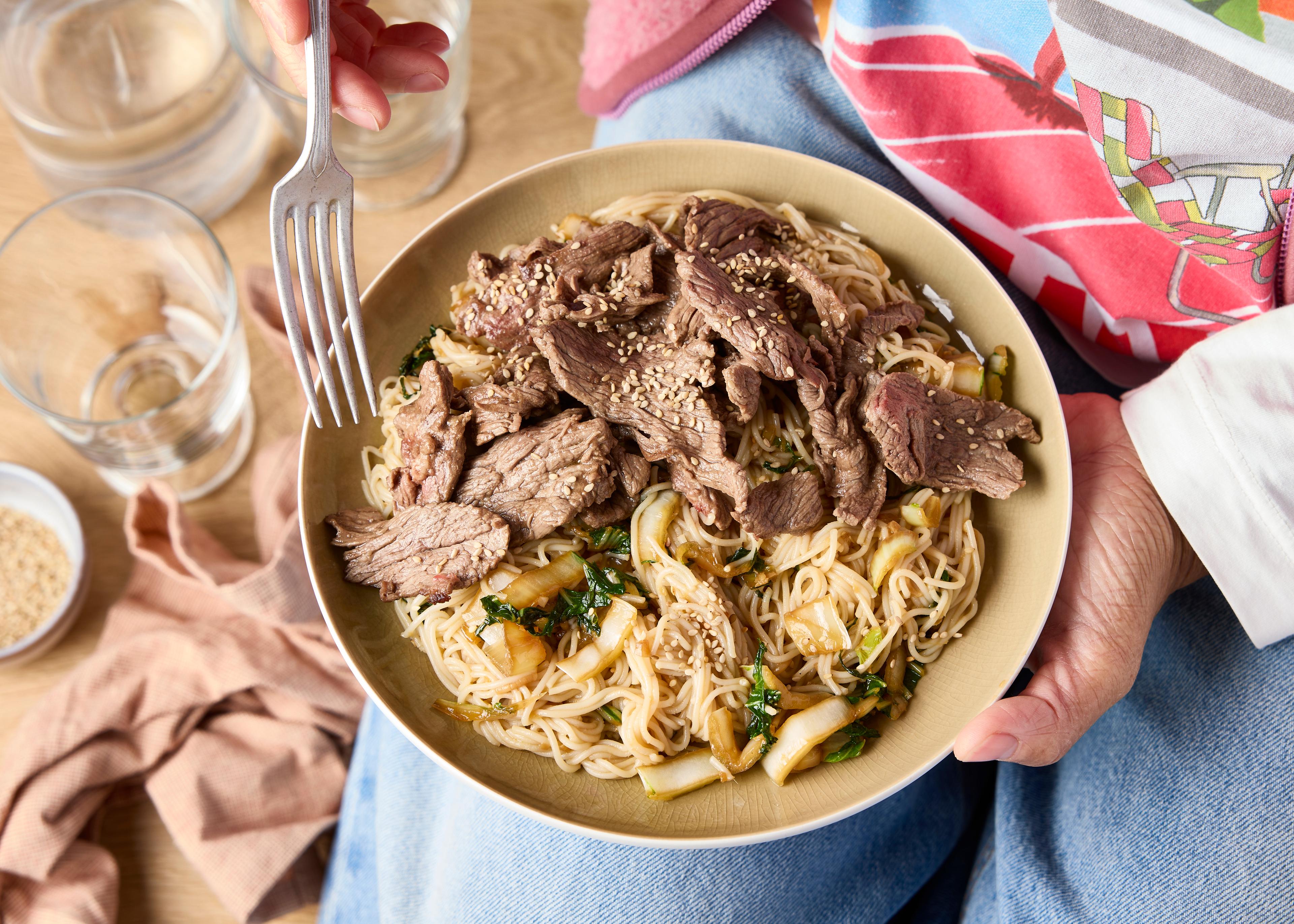 Boeuf au gingembre et nouilles au pakchoï
