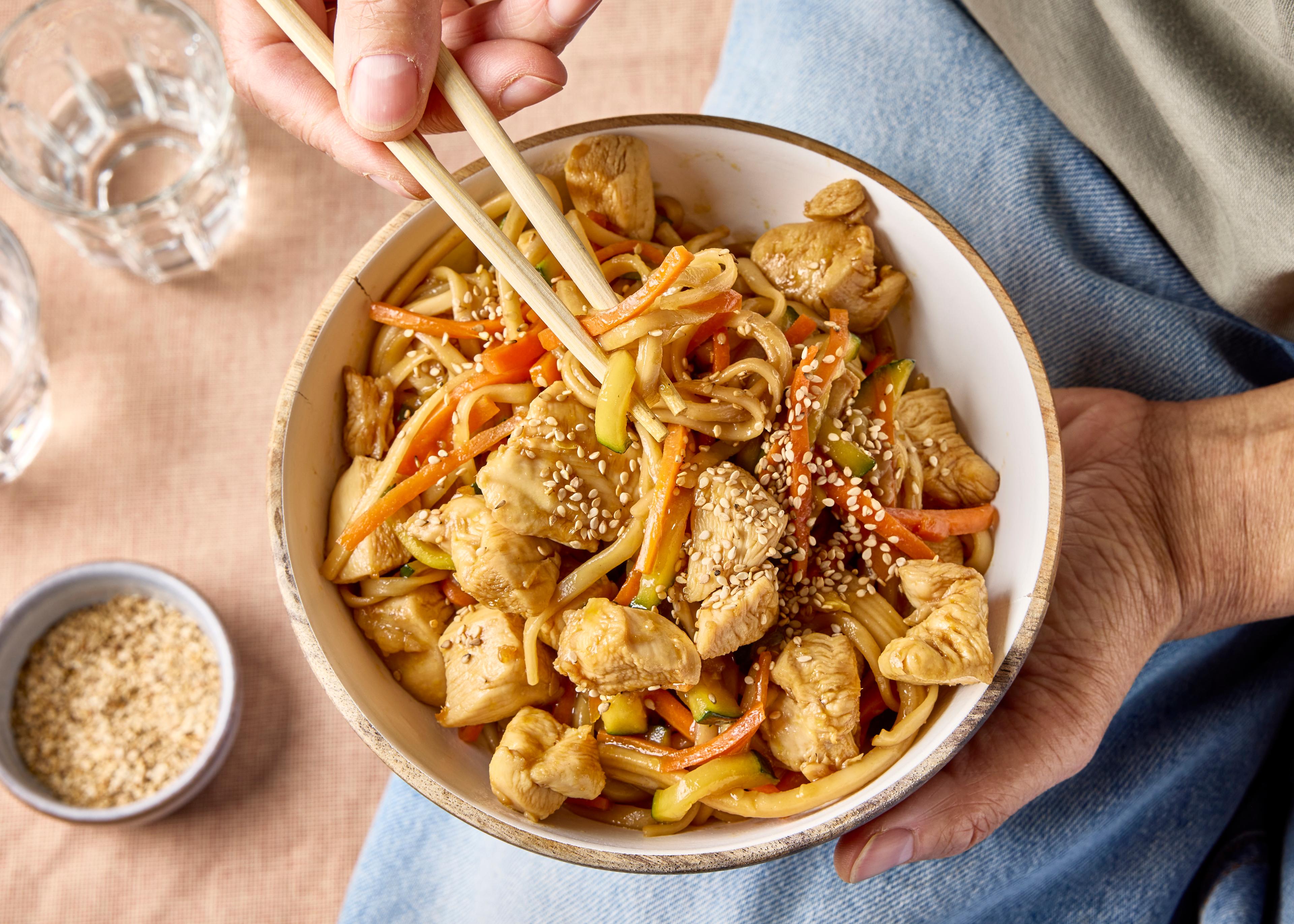 Poulet au caramel et nouilles sautées aux légumes