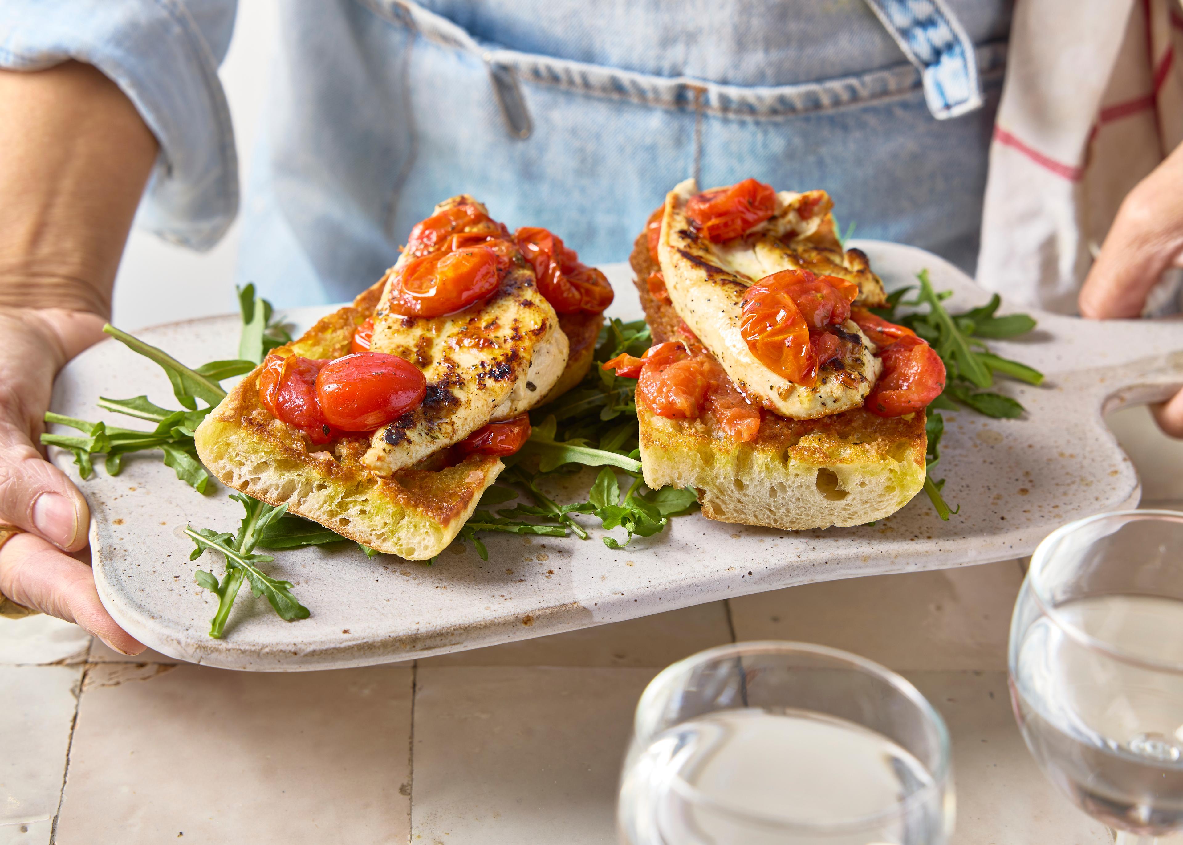 Filets de poulet sur pan con tomato