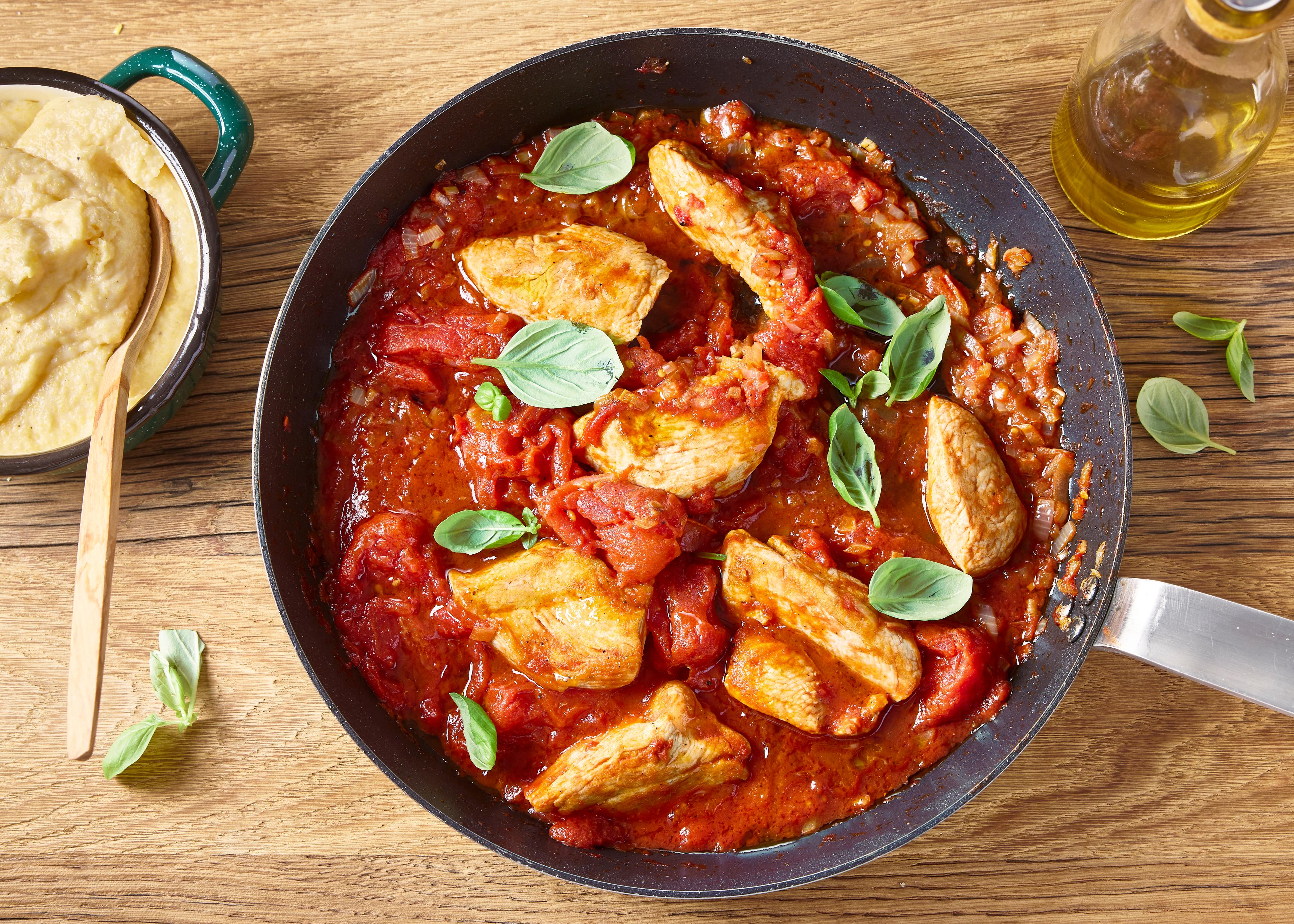 Filets de poulet à la tomate et basilic, polenta crémeuse