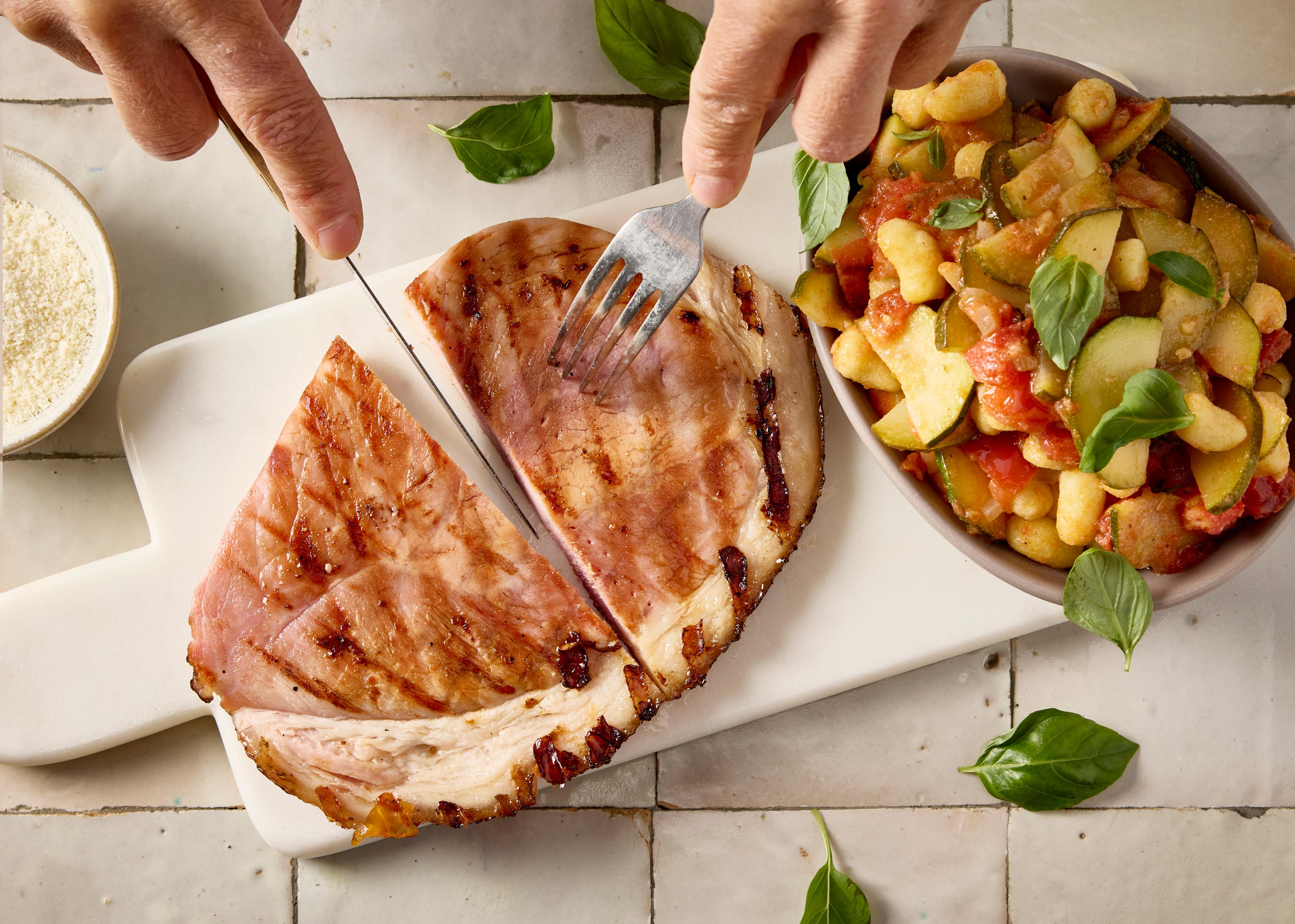 Jambon grillé et gnocchi aux légumes