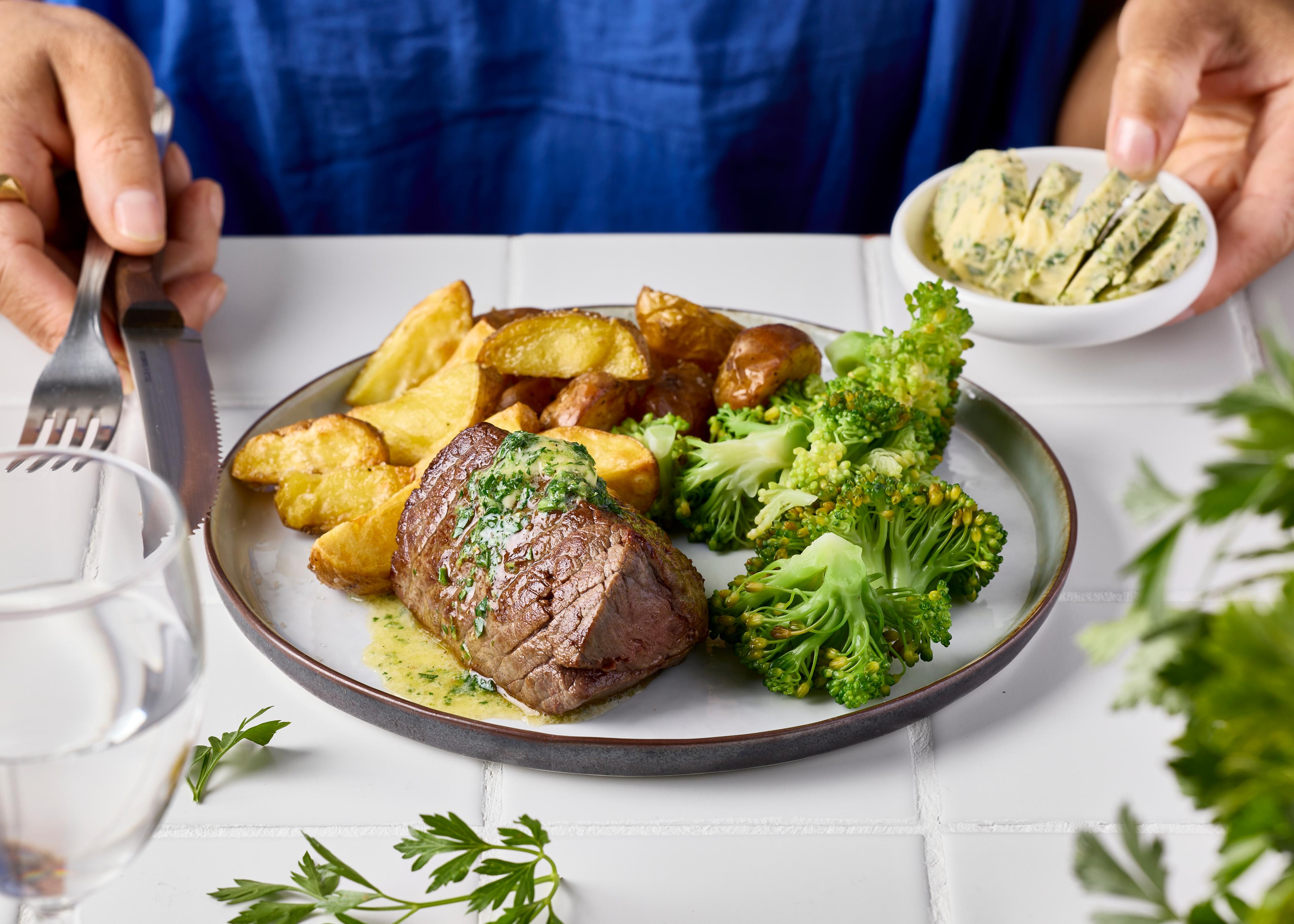 Steak au beurre maître d'hôtel, brocoli et potatoes