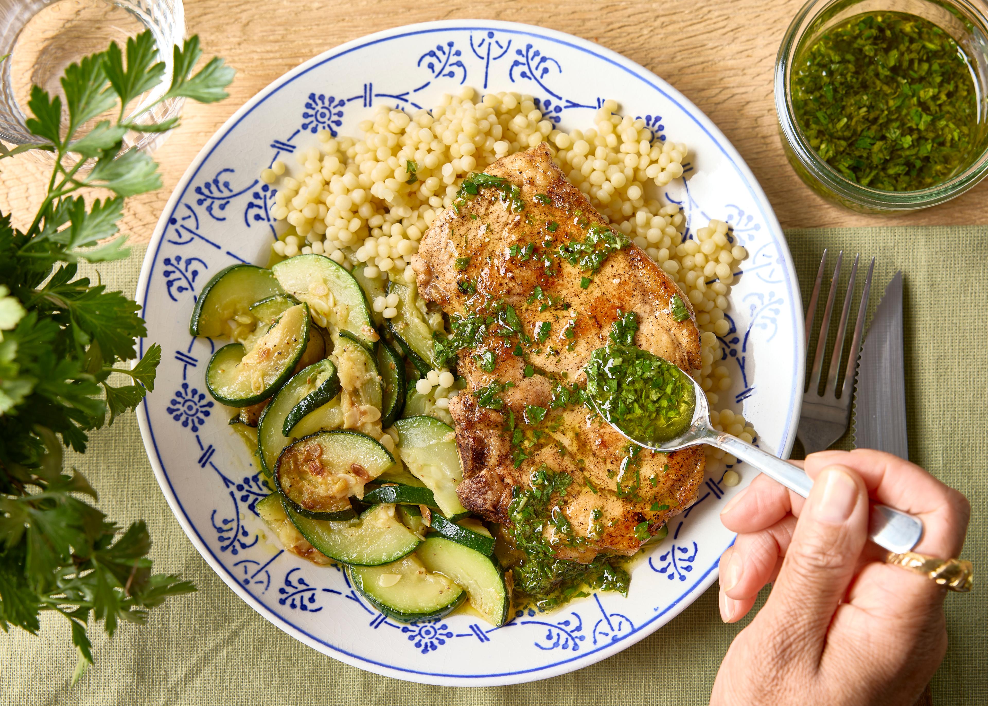 Côte de porc, salsa verde et couscous perlé à la courgette