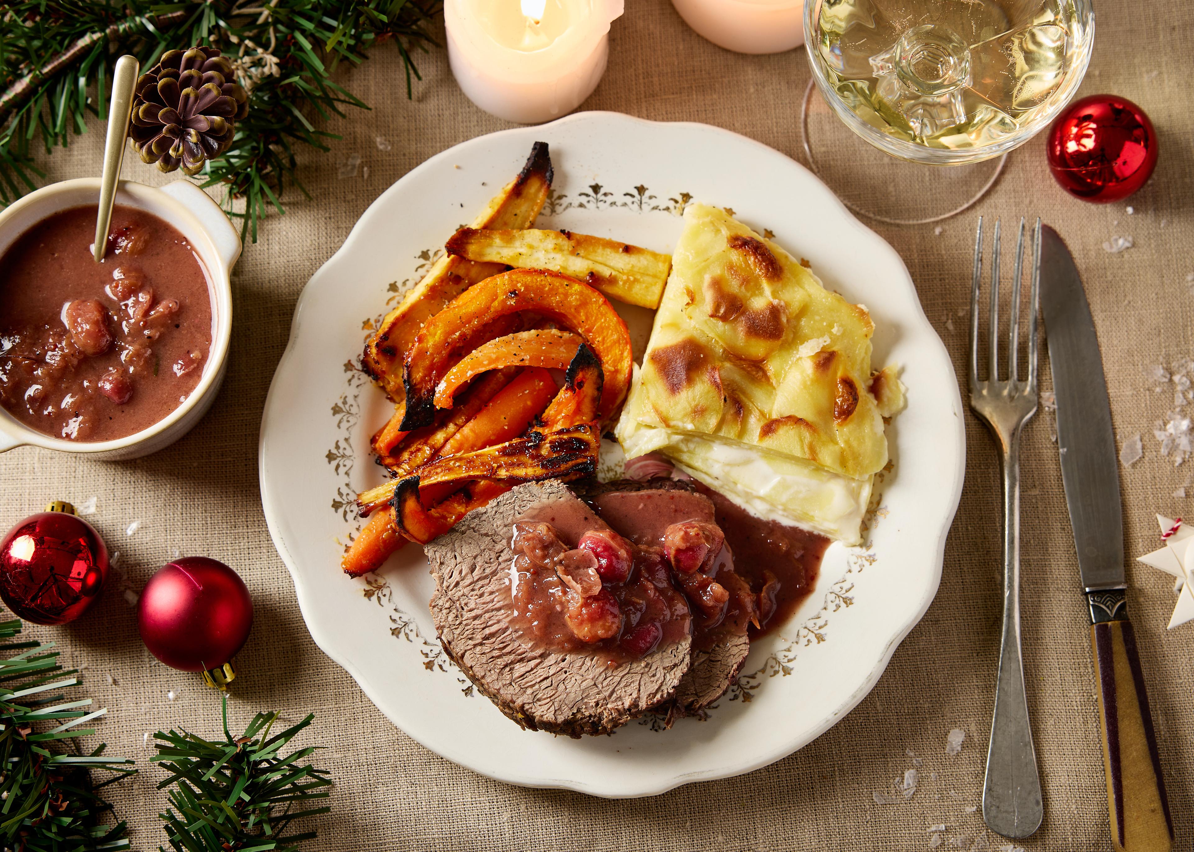 Rôti de chevreuil aux airelles, gratin dauphinois et légumes d'hiver